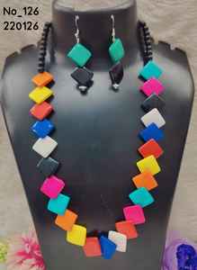 Collar de cuentas de resina y aleación hecho a mano, diseño geométrico moderno para moda unisex, bodas, compromisos y fiestas. - Product Image 4