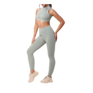 Ensemble de yoga élégant en polyester offrant un ajustement confortable, leggings taille haute et soutien-gorge de sport assorti pour femmes - Product Image 6