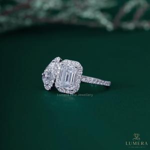 Bague de fiançailles pour femme en or blanc 18 carats avec deux diamants de laboratoire de forme mixte (poire et émeraude) et double halo, 3,33 carats - Product Image 3