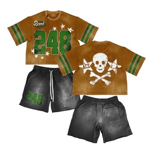 Conjunto de camiseta y pantalones cortos de algodón grueso de 240 GSM, color marrón con estampado verde, gráfico de calavera con pedrería, logotipo personalizado, 2 piezas. - Product Image 1