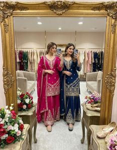 Ensemble prêt-à-porter haut, sharara et dupatta brodé en soie Vicitra, tenue ethnique de créateur pour femme, idéal pour les fêtes et mariages - Product Image 5