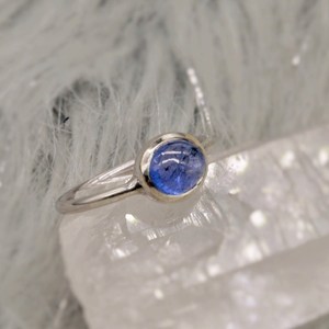 Bague en argent sterling avec tanzanite, pierre précieuse bleue délicate, pierre de naissance de décembre, bijoux pour femmes - Product Image 1