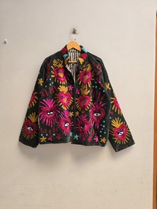 Chaqueta Boho de Terciopelo Verde Oscuro con Bordado de Corazón Suzani, Inspirada en el Estilo Uzbeko, Hecha a Mano, Abrigo Bohemio - Product Image 2