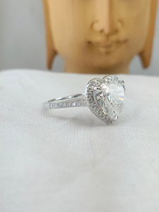 Anillo de Diamantes con Corte Corazón y Piedras Laterales en Oro Blanco |   Anillo de Compromiso y Boda de Lujo para Mujer |   Regalo de Aniversario para Ella - Product Image 3