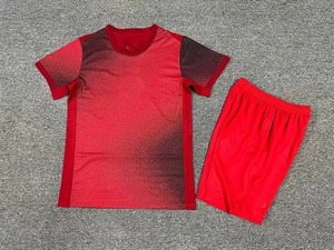 Uniforme de football pour hommes à manches courtes respirant fabriqué au Pakistan avec logo sur le devant, vêtements d'entraînement en gros à prix compétitif - Product Image 1