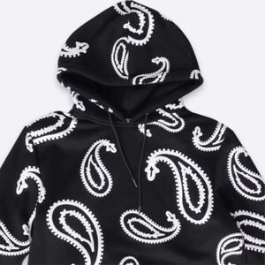 Sudadera con Capucha Negra para Hombre con Estampado Paisley Blanco, Corte Regular, Informal, de Algodón Tejido, Estilo Otoñal - Product Image 3