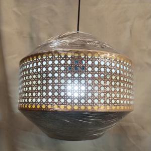 Lampe suspendue contemporaine ronde en rotin et tissu maillé |   Luminaire suspendu sphérique en rotin tressé à la main |   Géométrique créatif - Product Image 5