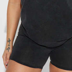 Conjunto de 2 piezas de pantalones cortos de punto para mujer, cuello redondo, manga corta, ajuste holgado, color negro sólido, informal, para primavera y verano, conjunto de top y pantalones cortos para uso diario - Product Image 5