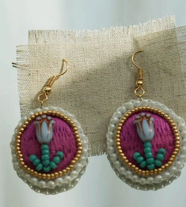 ต่างหูงานปักมือประดับมุกและลูกปัด ผ้าฝ้ายปักลายคลาสสิก น้ำหนักเบา  สามารถปรับแต่งได้ตามต้องการ - Product Image 2