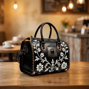 Sac à main en cuir de luxe pour femme, style vintage, motif cartes de créateur, avec chaînes décoratives et deux anses - Product Image 3