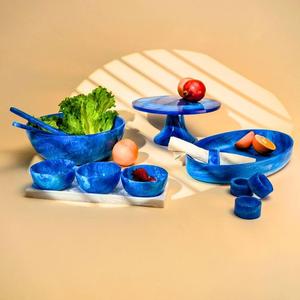 Una versión más pequeña: el tazón pequeño de RESINA con base se muestra apilado, lo que demuestra su uso para porciones individuales de salsas. - Product Image 6