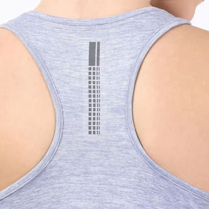Camiseta sin mangas gris para mujer con estampado de letras diagonales en rosa y blanco, cuello redondo, tejido deportivo transpirable con logo frontal - Product Image 6