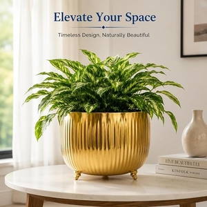 Pot de fleurs d'intérieur de luxe en métal doré avec texture cannelée verticale – Conteneur de fleurs surélevé en métal de style urne - Product Image 2