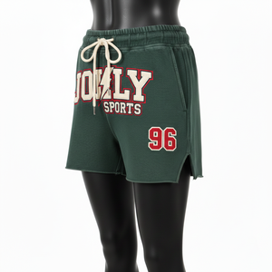 Shorts en molleton de coton et polyester pour femme, couleur verte, ourlet brut, broderie chenille, appliqué, logo personnalisé. - Product Image 5