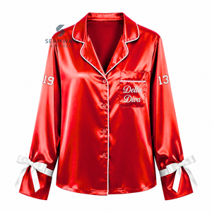 Delta |   Sigma |   Conjunto de Pijama de Satén para Mujer Theta, Manga Larga, Abotonado, Bordado, Dos Piezas, Rojo con Ribete Blanco - Product Image 2