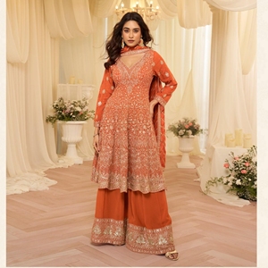 Ensemble de salwar kameez brodé en georgette avec des détails en fil de zari et des paillettes, une tenue ethnique élégante conçue pour les femmes. - Product Image 2