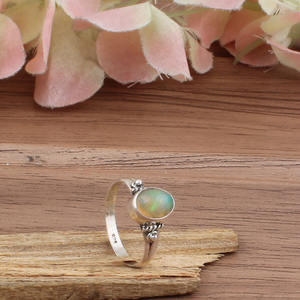 Bague en argent sterling avec opale naturelle ovale, sertie clos, pour femme, idéale pour la superposition - Product Image 3