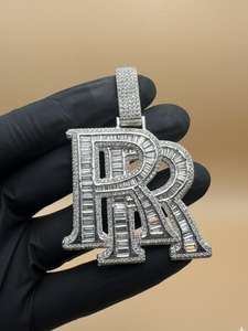 จี้เพชรโมอิสซาไนต์ทรงบาแกตต์แบบกำหนดเอง เงินแท้ 925 ประดับเพชรเต็มตัวอักษร จี้ตัวอักษรชื่อหรูหรา สไตล์ฮิปฮอป สำหรับเป็นของขวัญ - Product Image 3