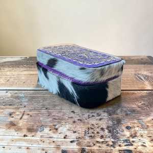Étui à bijoux bohème en cuir repoussé avec fermeture éclair violette et motif cachemire sur le dessus, idéal pour le rangement et les voyages - Product Image 1