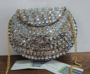 Bolso de Noche de Diseño con Mosaico, Adornado con Patrón de Media Luna, Cristales, Metal, Kundan y Espejo, Bandolera Dorada para Mujer - Product Image 6