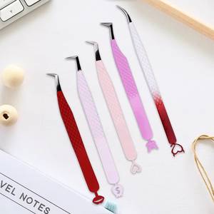 Pinzas para Pestañas de Acero Inoxidable con Punta Suave, Herramienta de Precisión para Aplicación de Pestañas, Mango en Degradado Rojo, Rosa y Blanco, Extremos en Forma de Corazón - Product Image 1
