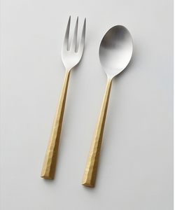 Ensemble de couverts modernes en acier inoxydable avec manches martelées dorées, finition mate, design minimaliste, compatible lave-vaisselle, idéal pour les mariages - Product Image 1