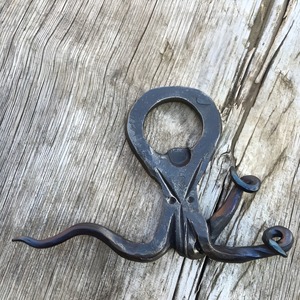 Abridor de botellas decorativo de hierro forjado a mano con acabado en polvo negro mate, diseño único para decoración de bares y para regalo. - Product Image 3