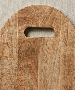 Planche à découper rectangulaire en bois de manguier finition naturelle avec dessus arrondi et poignée à fente - Product Image 5
