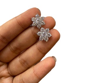 Boucles d'oreilles clous fleur en diamant de laboratoire taille ronde, or massif 14 carats, bijoux minimalistes pour usage quotidien pour femme, boucles d'oreilles clous en diamant en grappe - Product Image 4