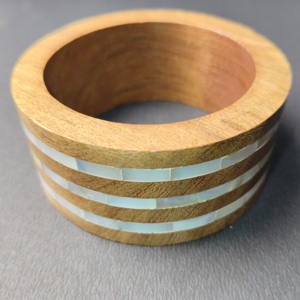 Bracelet en bois de qualité supérieure avec incrustation triple couche de nacre - Bracelet artisanal de luxe en coquillage et bois - Élégant - Product Image 3