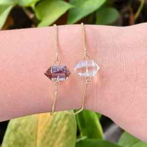 Bracelet ajustable en argent sterling 925 plaqué or 14 carats avec breloques en cristal de guérison, quartz blanc et quartz fumé - Product Image 3