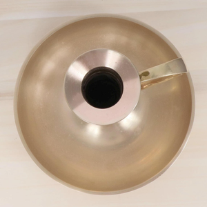 Porte-bougie vintage en laiton élégant avec poignée, support de bougie conique en laiton, bougeoir décoratif à main - Product Image 3