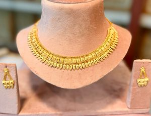 Ensemble collier et boucles d'oreilles plaqué or 24 carats en alliage, style romantique vintage, pour mariage, fiançailles, fête et anniversaire - Product Image 4