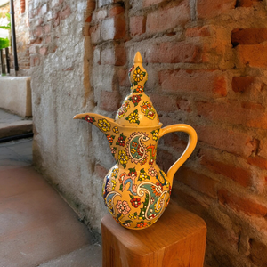 Cafetera Dallah de metal pintada a mano con motivos florales rojos y detalles dorados intrincados, a precios de mayorista para la decoración de tu cocina. - Product Image 6