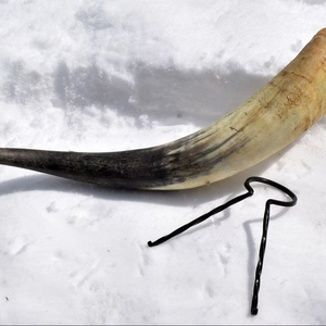 Jarra de Cuerno Tribal Hecha a Mano - Product Image 1