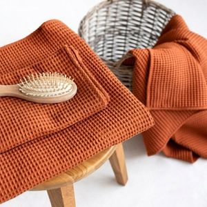 Serviette de bain en coton gaufré de luxe en terre cuite, douce, légère et à séchage rapide - Product Image 6