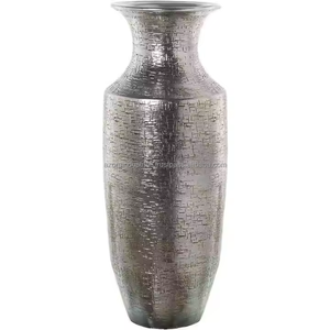 Jarrón de suelo de metal de calidad duradera con acabado plateado Nueva maceta en estilo costero Florero Maceta de Azora Industries - Product Image 4