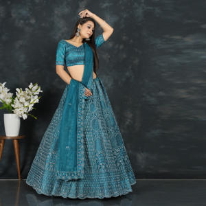 Lehenga Choli brodé en filet |   Motif entièrement recouvert de paillettes |   Bordure riche en zari |   Ensemble de dupatta pour les occasions de mariage festives - Product Image 2