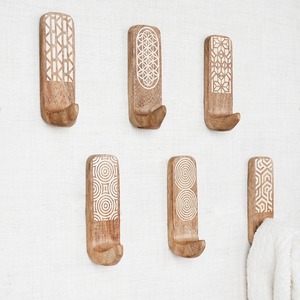 Perchas de Madera de Lujo con Diseño Europeo, Logotipo Personalizado Grabado, Acabado con Laca de Alto Brillo y Gancho Cromado - Product Image 5