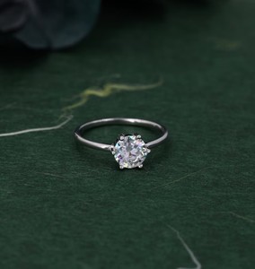 Bague de fiançailles classique à pierre unique en moissanite de 1 carat en argent sterling, bague à six griffes en moissanite - Product Image 1