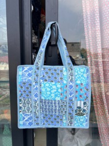 Sac fourre-tout matelassé en patchwork traditionnel fait main |   Sac de shopping spacieux en pur coton pour femmes et filles - Product Image 5