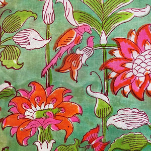 Tela de algodón estampada a mano con motivos de loros verdes y lotos – Material floral de pájaros de Jaipur - Product Image 1