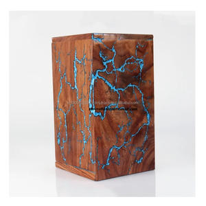 Urne funéraire en bois de manguier de style américain personnalisée avec motif flamme, boîte à cendres personnalisable, grande capacité, fabriquée à la main - Product Image 1