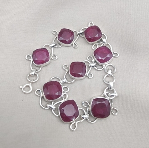 กำไลข้อมือเงินแท้ 925 ประดับพลอยทับทิมธรรมชาติทรงคุชชั่นเจียระไนแบบเหลี่ยม งานแฮนด์เมด พร้อมตัวเลือกชุบทอง สำหรับผู้หญิง เหมาะสำหรับเป็นของขวัญ - Product Image 2