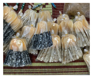 Cuchara sostenible de nácar hecha a mano con conchas de ostra naturales - Product Image 1