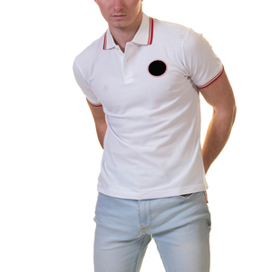 Polo homme blanc à manches courtes avec bordure rouge et logo noir, en coton piqué respirant, coupe classique. - Product Image 1