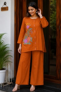 Conjunto de Dos Piezas de Algodón Premium con Hermoso Bordado de Diseño, Top de Algodón Combinado con Pantalón de Algodón - Product Image 3