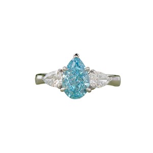 Bague de fiançailles à trois pierres en or blanc 14 carats avec diamant de laboratoire bleu vif taille poire de 1,61 carat - Product Image 1