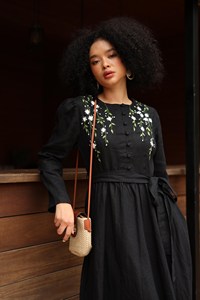 Elegante Vestido Maxi de Lino Negro con Bordado Floral Hecho a Mano, Vestido Largo de Manga Larga con Corte en A, Moda Ética para la Noche - Product Image 6