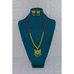 Collier pendentif ethnique musulman fait main avec fil rouge, perles dorées traditionnelles plaquées or, chaîne plaquée or - Product Image 5